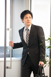 本社のオフィスから営業先へ